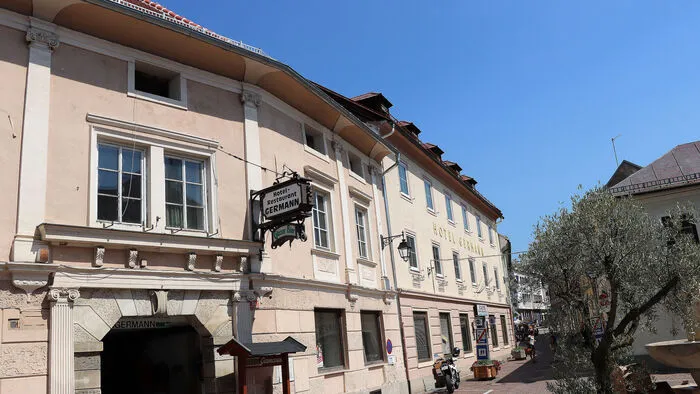 Das Hotel heute - 1811 kaufte es Michael Rauter aus Himmelberg, später wurde es an die Familie Germann verkauft.