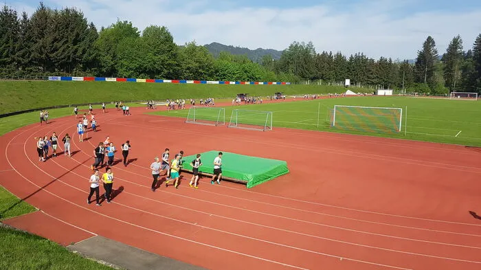 Das Wetter meinte es am Mittwoch gut mit über 400 Schülern aus dem Bezirk: Bei strahlendem Sonnenschein und frühsommerlichen Temperaturen liefen sie im Stadion Judenburg zwei Stunden lang für den guten Zweck. 