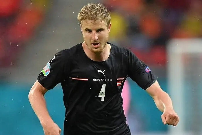 Martin Hinteregger: 3 Wirkte nicht wirklich bereit. Der Kärntner leitete mit einem viel zu lässigen Klärungsversuch das 1:1 ein. Auch bei missglückten Offensivaktionen legte er in der Rückwärtsbewegung keineswegs den Turbo ein. Der schwächste Innenverteidiger auf dem Platz.