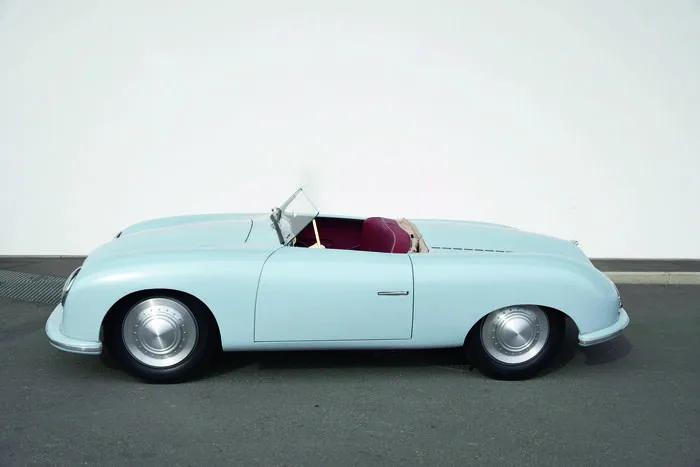 Das Showcar. Nach der Fertigstellung ging „356.001“ im Sommer 1948 für 7000 Franken an Porsche-Finanzier Rupprecht von Senger. Der Wagen wechselte mehrfach den Besitzer, nach einem Auffahrunfall erhielt er Front- und Heckpartie der Serienversion des 356. 1952 wurden außerdem ein größerer Motor sowie hydraulische Bremsen nachgerüstet. 1958 holte Porsche das erste unter eigenem Logo produzierte Auto zu Porsche zurück.