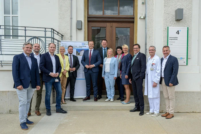 Großer Andrang bei der Eröffnung: Thomas Bredenfeld, Erwin Petek, Michael Tripolt,  Eveline Brandstätter, Marco Triller, Karlheinz Kornhäusl, Ulf Drabek, Verena Nussbaum, Helga Ahrer, Gabriele Möstl, Wolfgang Köle, Andreas Wedrich, Herbert Kogler (von links)