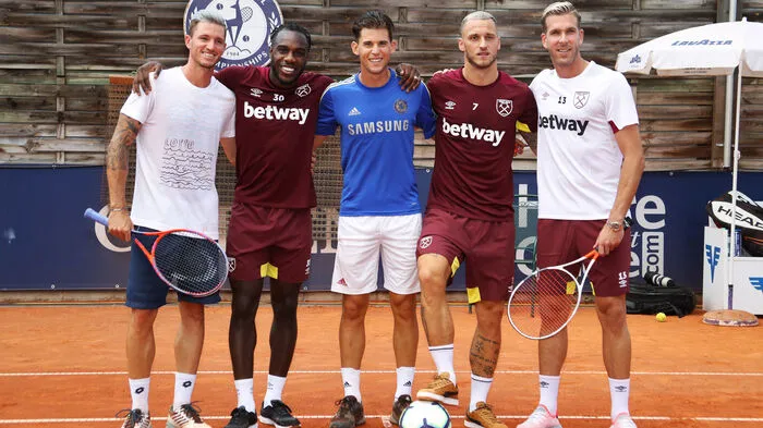 Zwei österreichische Topstars aus dem Sport haben sich Mittwochmittag zu einer kurzfristigen "Exhibition" auf der Anlage des Generali Open eingefunden: Der beim Tennis-Turnier topgesetzte Dominic Thiem und ÖFB-Teamkicker Marko Arnautovic spielten gemeinsam mit West-Ham-Tormann Adrian und auch Michail Antonio sowie Thiems Doppelpartner Dennis Novak zwei verschiedene Arten von Fußball-Tennis.