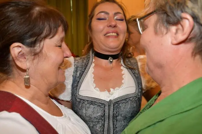 Sechs Damen und ein Herr haben ihre Ausbildung zum Pflegefachassistenten erfolgreich abgeschlossen, während neun weitere Damen ihre Ausbildung zur Pflegeassistentin beendeten.