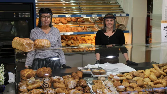 Sandra Hrowath und Tatjana Kolesnik vom Kühnsdorfer Cafe Haimburger bedienen mit Visier.