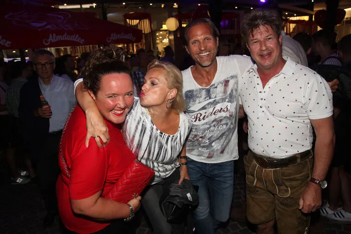 Am Donnerstag ging niemand nach Hause, denn bei der Almdudlerparty am Gemonaplatz feierten die Gäste durch...