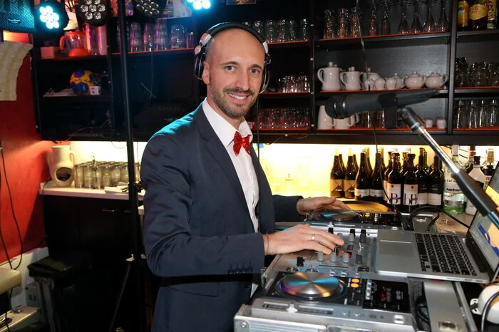 Übrigens: Bereits vor Konzertbeginn sorgte DJ „Simo“ für beste Stimmung. 