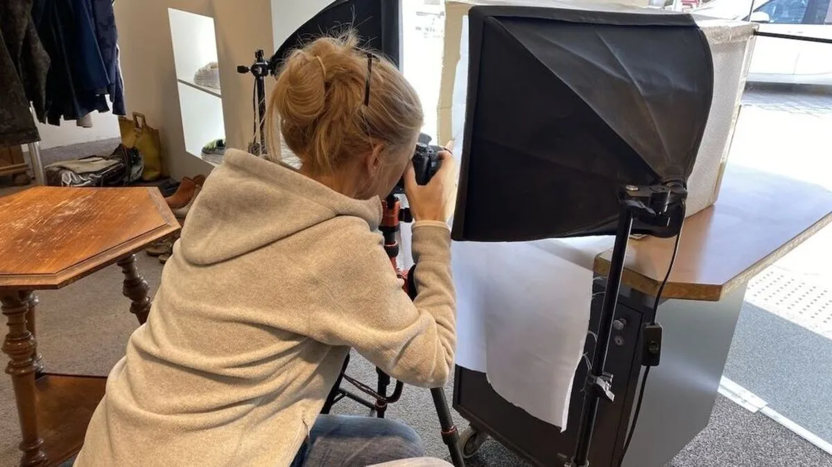 Ulrike Stibor-Stark beim Fotografieren der Schuhe
