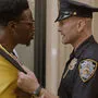 Joey Badass als Carter und Andrew Howard als Officer Merk in "Two Distant Strangers"