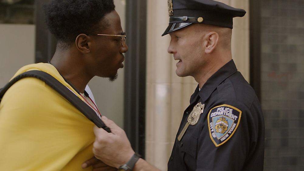 Joey Badass als Carter und Andrew Howard als Officer Merk in &quot;Two Distant Strangers&quot;