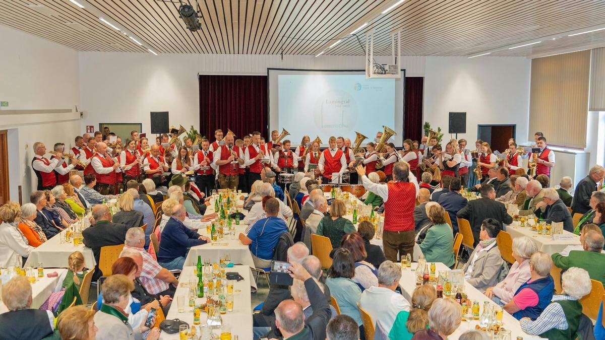 Die beiden Blasmusikkapellen spielten gemeinsam die eigens komponierte Jubiläums-Fanfare von Christian Glanz