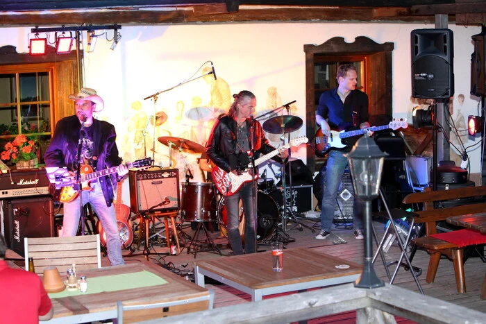 Zwei Rockbands geigten auf 1130 Meter Seehöhe auf: „Tobacco Road Blues Band“ (Foto).....