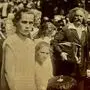 Eine Schwarzweiß-Aufnahme mit fünf Personen