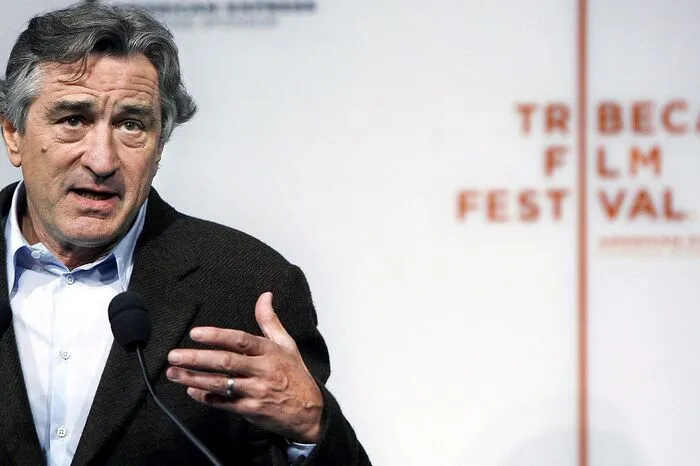 Er ist natürlich nicht der einzige Geschäftsmann in der Traumfabrik. Robert De Niro etwa macht neben seinen Filmgagen viel Geld mit der „Nobu“-Kette (weltweit fast 50 Restaurants und ein Dutzend Hotels), die er in den 1990er-Jahren mit dem Koch Nobu Matsuhisa gründete.