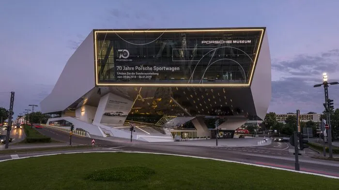 Ein Höhepunkt im Jubiläumsjahr: Am Freitag eröffnete das Porsche Museum die Sonderausstellung mit dem Titel „70 Jahre Porsche Sportwagen“.
