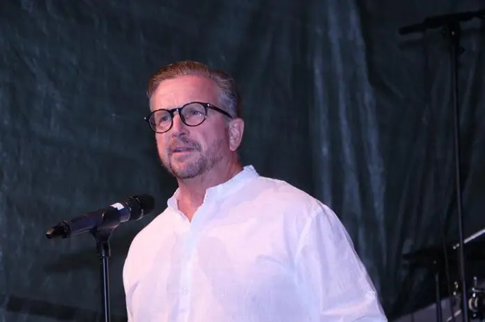 Bürgermeister Helmut Linhart, der die Gäste und die Musiker begrüßte, lud zur siebenten Köflacher Musiksommer Veranstaltung am Freitag, 9. August ein. Die beiden Interpreten Johnny Logan und Silvio Samoni sind zu Gast.