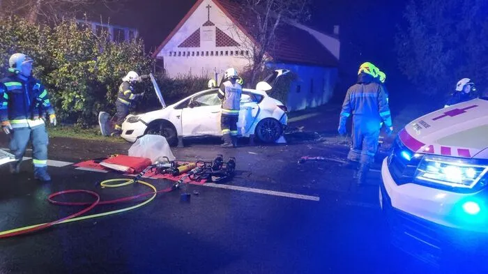 Der Lenker wurde im Unfallwrack eingeklemmt