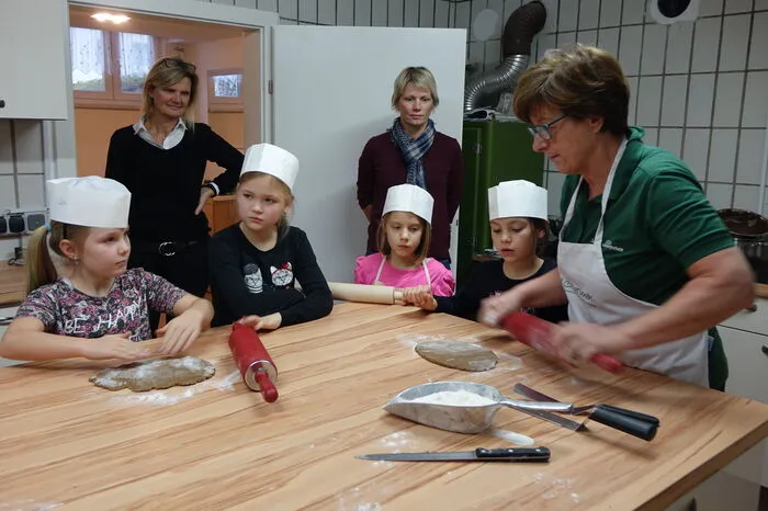 Die Kinder sind aufmerksam und wollen keinen Arbeitsschritt verpassen.