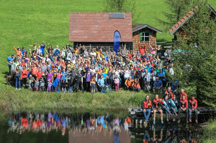 Gruppenbild der Teilnehmer am ersten Tag der heurigen Bergretter-Fanwanderung.