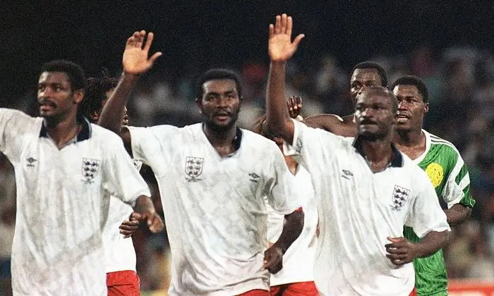 Roger Milla und seine Teamkollegen nach dem Viertelfinale 1990