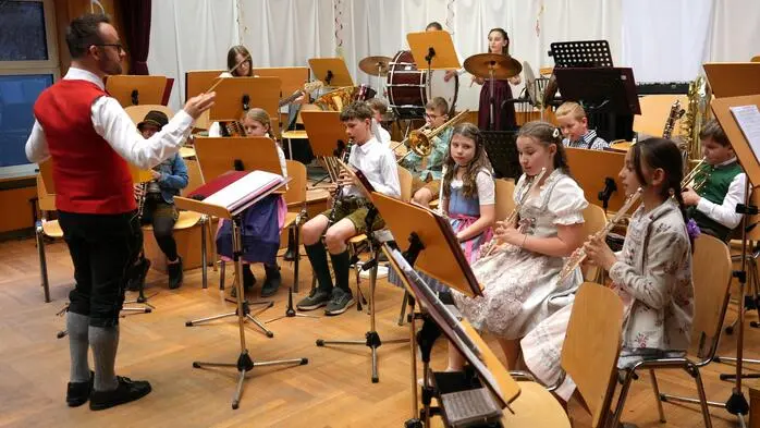 Mit den Musikstücken „Komet“ und „Partyplanet“ spielte das Jugendblasorchester den musikalischen Auftakt für das Jubiläumskonzert anlässlich des 150-jährigen Bestehens des Musikvereins St. Johann am Tauern.