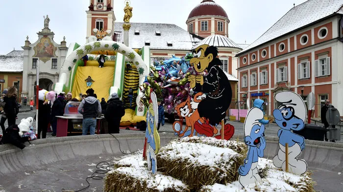 In Pöllau regierten am Faschingsdienstag die Schlümpfe und machten den Ort zu Schlumpfhausen