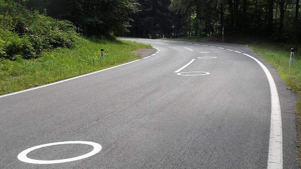 Bodenmarkierungen auf Teststrecken sollen das Motorradfahren sicherer machen