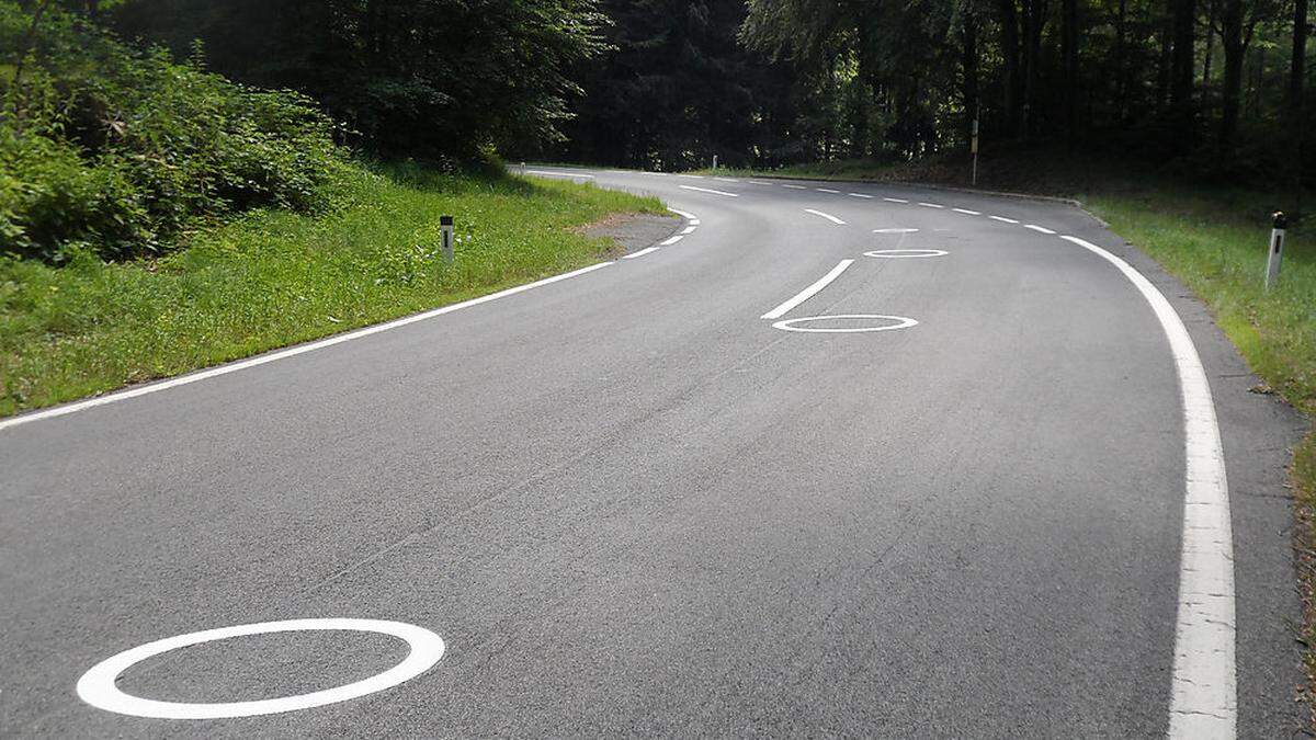 Bodenmarkierungen auf Teststrecken sollen das Motorradfahren sicherer machen