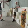 Andreas Stern und Tomak vor dem „Feldbacher Fries“, das bis zur  Eröffnung am Samstag in der Kugelmühle vollendet wird