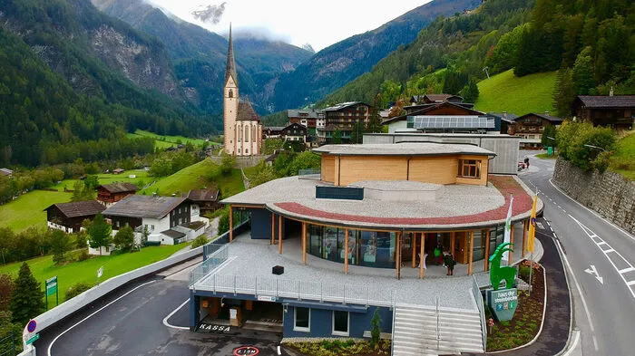 5,2 Millionen Euro wurden hier am Ortseingang von Heiligenblut in das Mehrzweckhaus investiert, das nicht nur die Politiker, sondern auch die Bevölkerung stolz macht, wie heute mehrfach betont wurde.