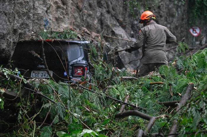 Wie die Behörden am Dienstag mitteilten, wurden nach heftigen Regenfällen mehrere Straßen überschwemmt. Die Wassermassen rissen Bäume mit, spülten Autos fort und lösten Schlammlawinen aus.