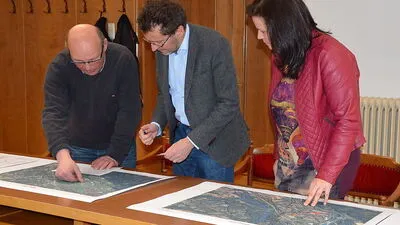 Vizebürgermeister Hans Paul Unterweger, Werksleiter Josef Mayrhuber und BI-Sprecherin Alexandra Königsreiner beim "Festlegen" der Messpunkte im Katasterplan