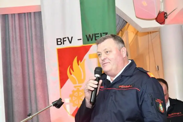 Bereichsfeuerwehrkommandant Johann Maier-Paar sowie Bereichsjugendbeauftragter Florian Wetzelhütter gratulierten herzlichst. 