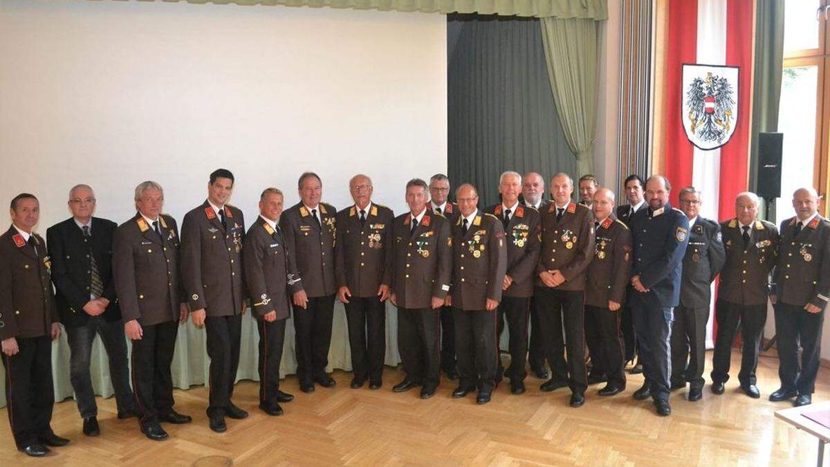 Die Geehrten mit den Ehrengästen beim Bereichsfeuerwehrtag Mürzzuschlag