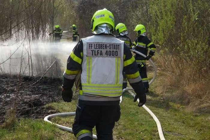 Nach Abschluss aller notwendigen Arbeiten rückten die beiden Feuerwehren um 17.30 Uhr wieder in die Feuerwehrhäuser ein.