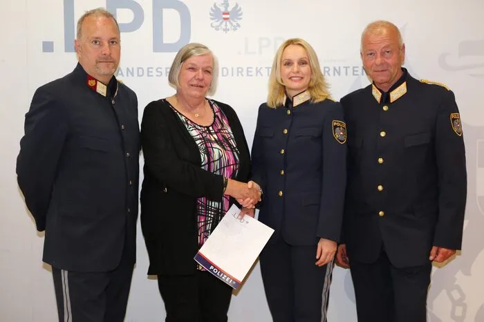 Dank und Anerkennung erhielt Chefinspektorin Renate Petz vom Stadtpolizeikommando Villach. Von links: Oberst Erich Londer, Chefinspektorin Renate Petz, Michaela Kohlweiß, Generalmajor Wolfgang Rauchegger.