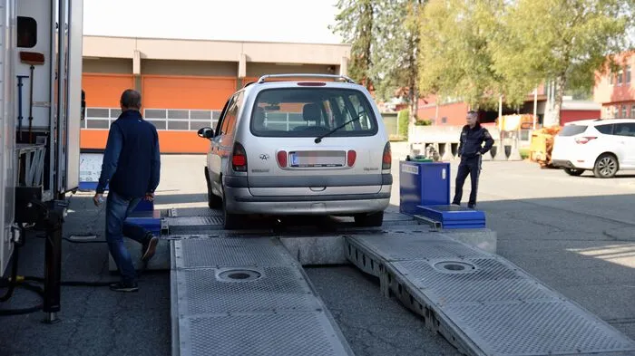 Der Landesprüfzug kontrollierte am gestrigen Freitag zahlreiche Pkw und Lkw in der Straßenmeisterei in Völkermarkt.