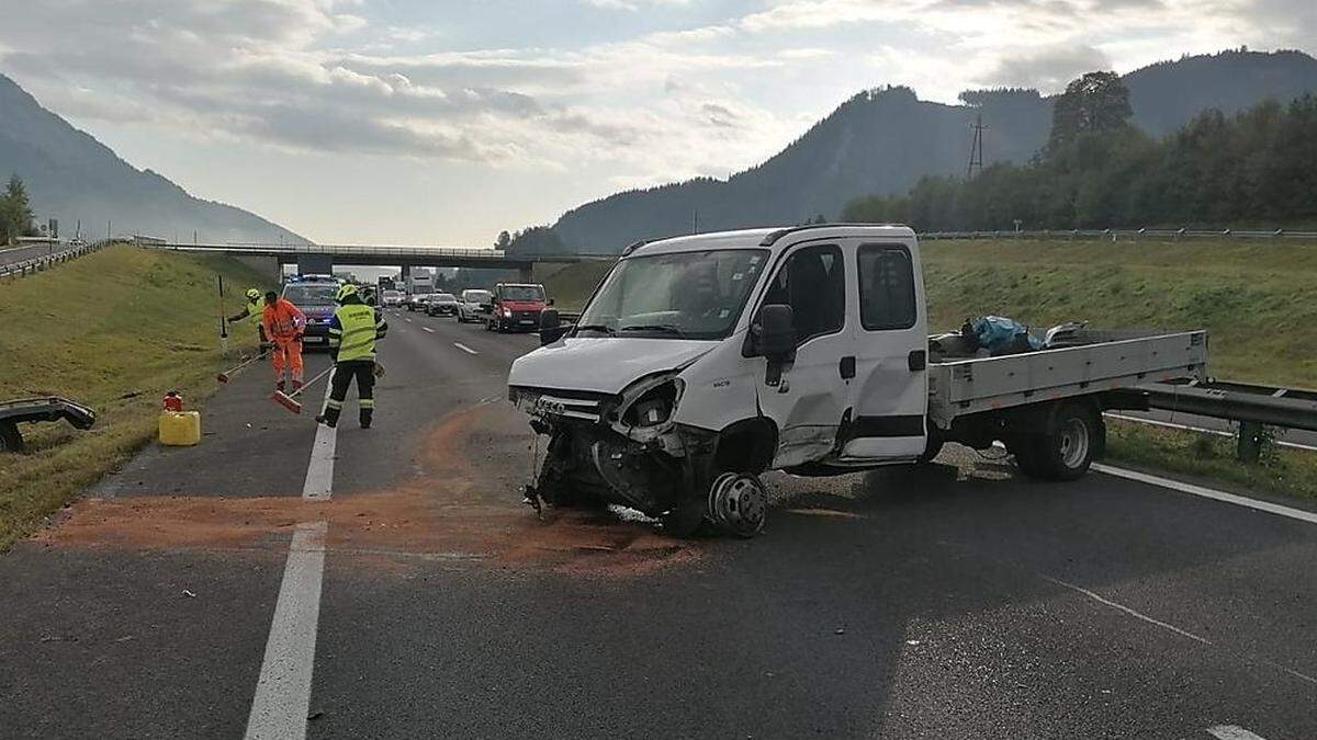 Der Klein-Lkw kam quer auf der Fahrbahn zu stehen