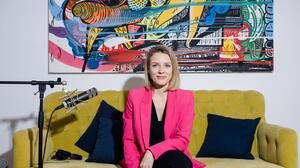 Journalistin Raphaela Scharf | Journalistinnen sollen eine Vertrauensstelle bekommen, die ihnen bei Machtmissbrauch und sexueller Belästigung hilft - das ist das Ziel von Raphaela Scharf, die gegen Wolfgang Fellner vor Gericht gezogen ist. 