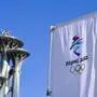 ABD0065_20220202 - BEIJING - CHINA: The Olympic Tower adorned with the Olympic Rings is seen  next to a flag at the entrance of the Main Media Centre (MMC) prior to the 2022 Winter Olympics in Beijing, China, on Wednesday, February 2, 2022. (KEYSTONE/Jean-Christophe Bott). - FOTO: APA/KEYSTONE/JEAN-CHRISTOPHE BOTT