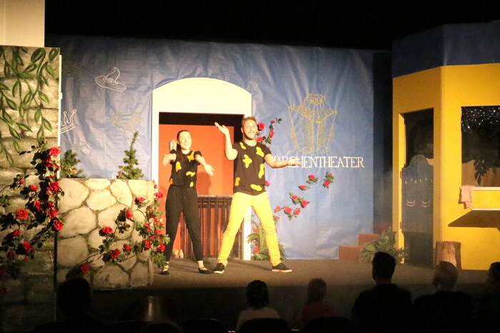 Übrigens: Sichtlich stolz auf die schauspielerischen Leistungen ihrer Schützlinge zeigten sich die Regisseure Christian Krall und Patrizia Auer, die gemeinsam mit Anke Mandl und Simon Nagele auf der Bühne brillierten.