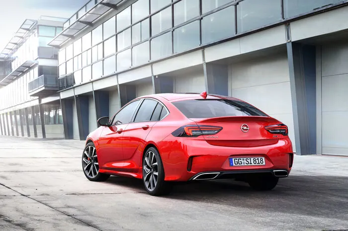 Nicht ganz unbeteiligt an den sportlichen Ambitionen des GSi ist der serienmäßige Allradantrieb mit Torque Vectoring. Und der Zweiliter-Turbobenziner: Er leistet 260 PS, bietet ein maximales Drehmoment von satten 400 Newtonmetern (Benzinverbrauch im NEFZ 8,6 l/100 km, CO2 197 g/km). Zusätzlich wird es für den GSi einen neuen Dieselmotor geben.