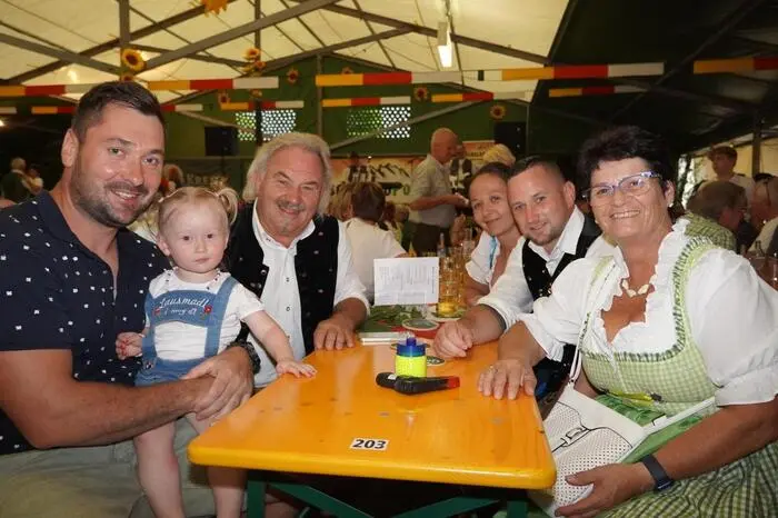 Bis in die Abendstunden wurde bei Live-Musik im Festzelt gefeiert.