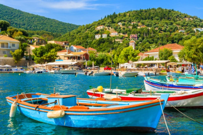 Bunte Boote, klares Wasser und Sonnenschein: Auf Kefalonia kann man entspannen und dem Stress entfliehen.