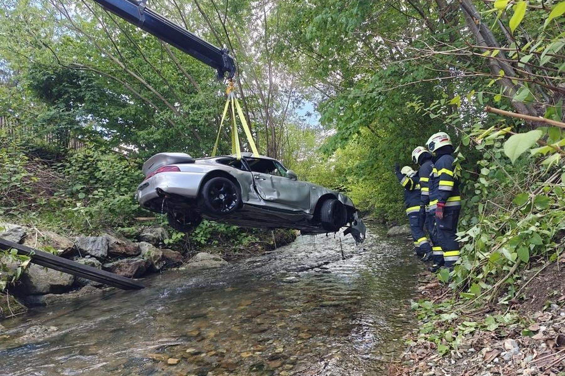 Hubschraubereinsatz: Porsche stürzte in Bachbett - Lenker schwer verletzt