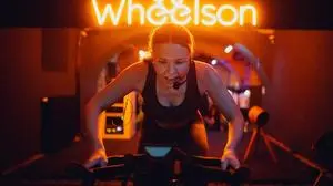 Die Trainerinnen und Trainer stellen das Programm zusammen - das reicht von Techno bis Abba.