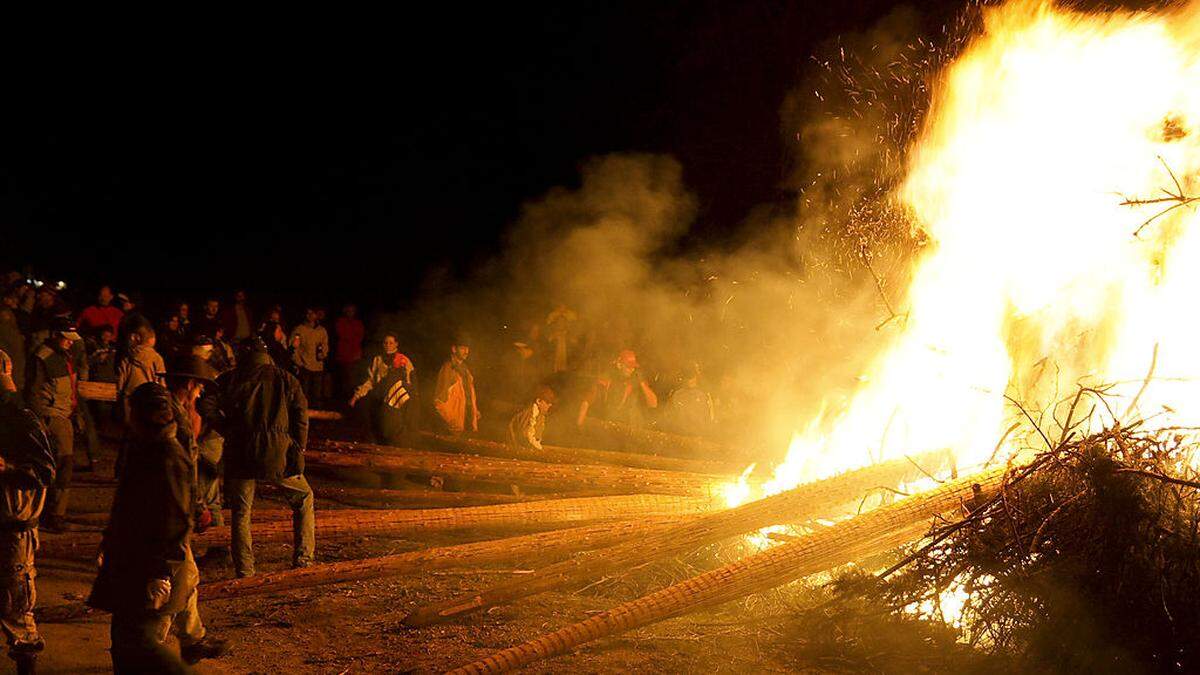 Beim Fackelschwingen in Goesseling werden meterlange Fackeln getragen und geschwungen