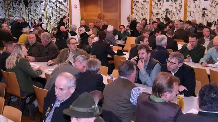 Rund 400 der 1079 Jagdkarteninhaber im Bezirk Voitsberg waren zum Bezirksjägertag in das Volksheim von Köflach gekommen.