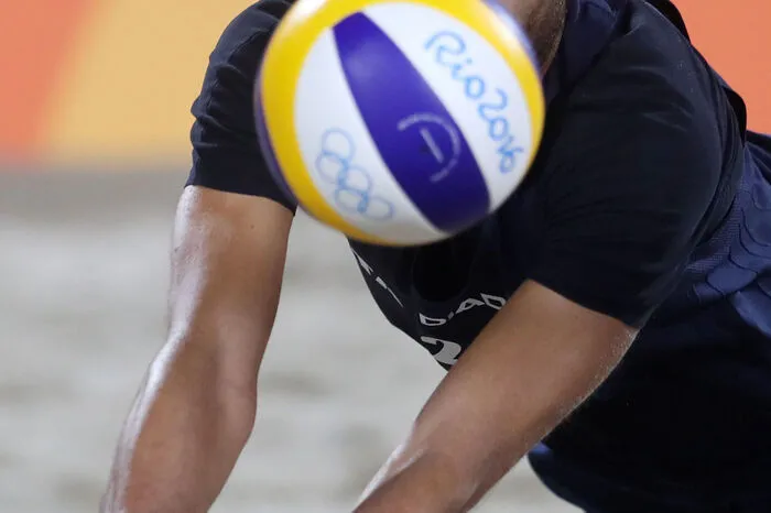 In der brasilianischen Sonne kann es am Kopf ganz schön heiß werden: Italiens Beachvolleyballer Daniele Lupo schützt das Haupt modebewusst mit einer Flatbrim Kappe.