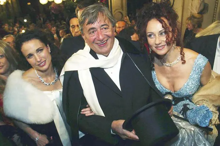 „She is a very good English listener.“ - Schauspielerin Andie MacDowell (links) hörte dem Liebling der österreichischen High Society 2004 genau zu.