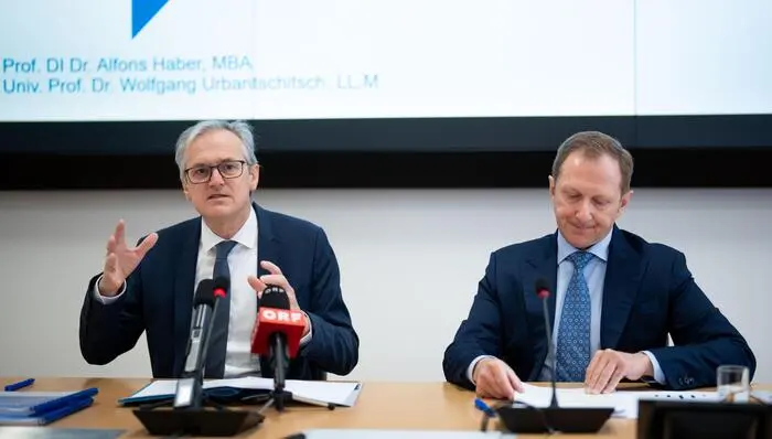 E-Control-Vorstand Wolfgang Urbantschitsch und Co-Vorstand Alfons Haber zogen ihre Fünfjahresbilanz